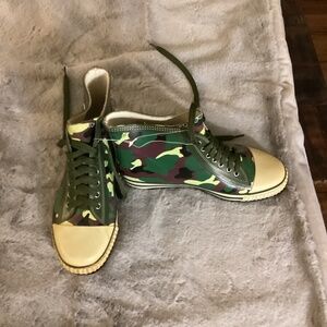 EUC camo rubber bootie size 6